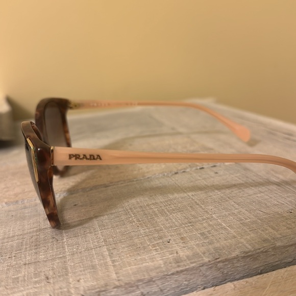 Prada sunglasses good condition - Picture 2 of 4
